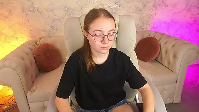 Snapshot of ArrinaWairr chatting on November 4, 2025, 8:35 am ArrinaWairr online show from November 4, 2025, 8:35 am