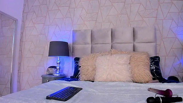 Emely florence  online show from November 28, 2025, 7:05 pm