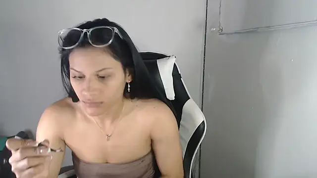 JessGarcia online show from November 16, 2025, 1:06 pm