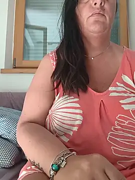 Snapshot of LaReginaNera chatting on June 13, 2026, 6:11 am LaReginaNera online show from June 13, 2026, 6:11 am