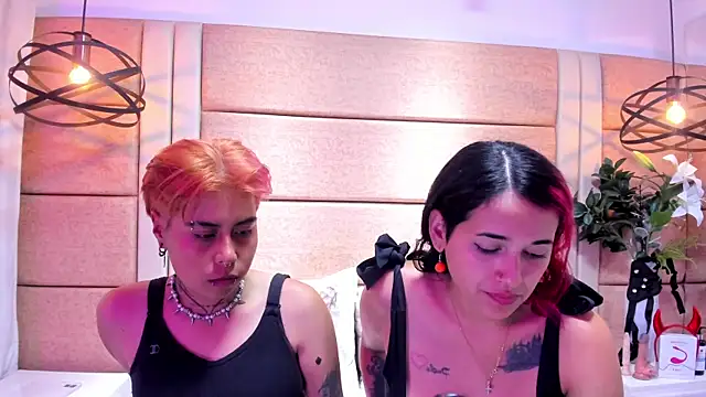 AnnieAndReach online show from December 22, 2025, 7:33 pm