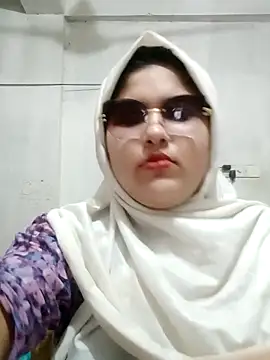 Snapshot of Nusrat-N chatting on May 18, 2026, 3:35 am Nusrat-N online show from May 18, 2026, 3:35 am