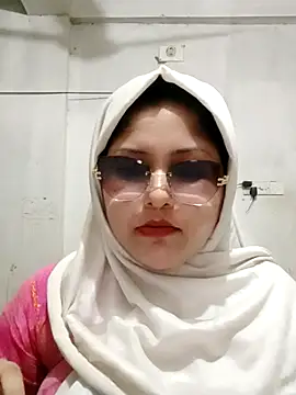 Snapshot of Nusrat-N chatting on May 18, 2026, 4:35 pm Nusrat-N online show from May 18, 2026, 4:35 pm