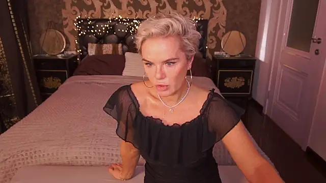 Snapshot of PleasureWeCouple chatting on April 10, 2026, 5:56 am PleasureWeCouple online show from April 10, 2026, 5:56 am