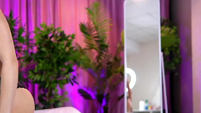 LalaRoze online show from March 5, 2026, 7:32 pm