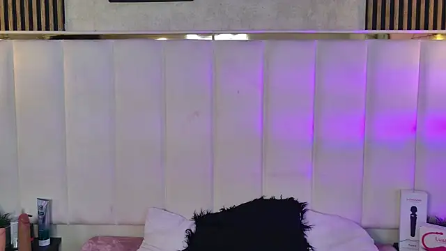 ChloeJoness  online show from November 21, 2025, 8:40 pm