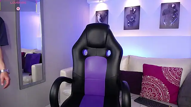 Snapshot of AdrianRinaldi chatting on September 19, 2025, 7:47 pm AdrianRinaldi online show from September 19, 2025, 7:47 pm