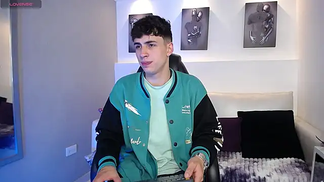 Snapshot of AdrianRinaldi chatting on October 6, 2025, 8:28 pm AdrianRinaldi online show from October 6, 2025, 8:28 pm