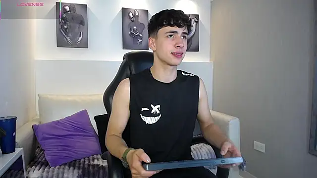 Snapshot of AdrianRinaldi chatting on November 12, 2025, 8:08 pm AdrianRinaldi online show from November 12, 2025, 8:08 pm