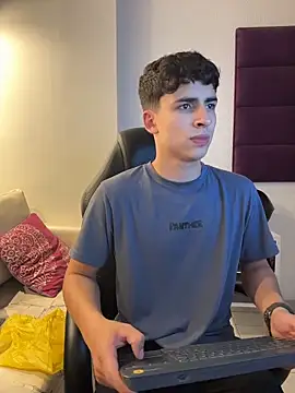 Snapshot of AdrianRinaldi chatting on December 2, 2025, 8:04 pm AdrianRinaldi online show from December 2, 2025, 8:04 pm