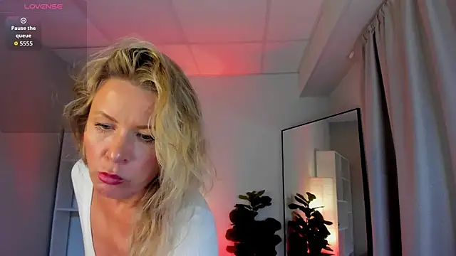 Julia Giulia online show from May 21, 2026, 9:44 pm