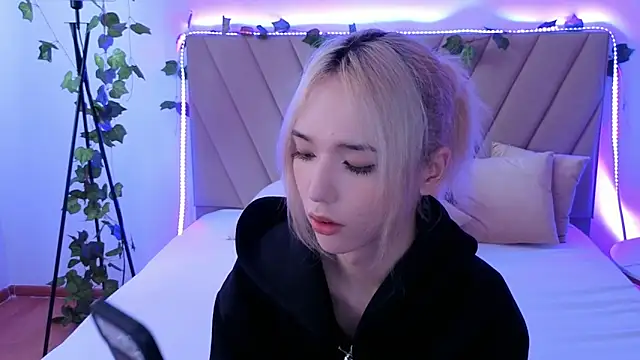 Snapshot of okerriella chatting on May 14, 2026, 8:21 am okerriella online show from May 14, 2026, 8:21 am