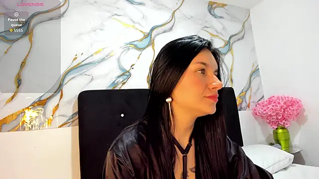 RoxanaBorns  online show from June 1, 2026, 2:08 pm