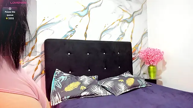 Snapshot of RoxanaBorns_ chatting on July 6, 2026, 8:55 am RoxanaBorns online show from July 6, 2026, 8:55 am