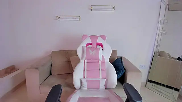 april smiith online show from October 24, 2025, 12:12 pm