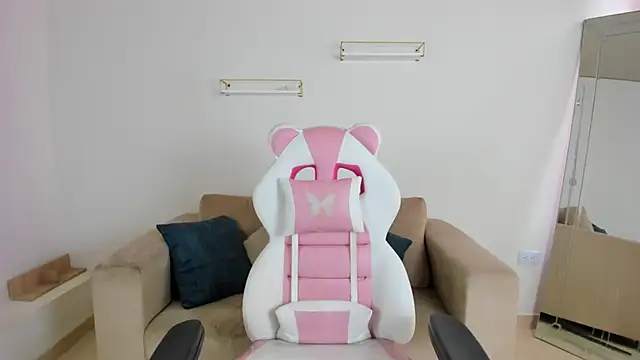 april smiith online show from December 16, 2025, 12:21 pm