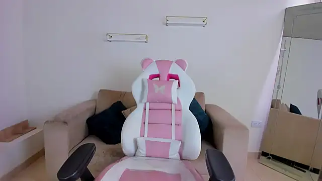 april smiith online show from December 20, 2025, 12:34 pm