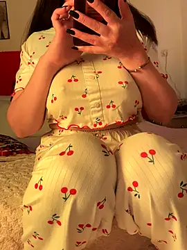 Snapshot of OnlyRima chatting on November 24, 2025, 1:33 pm OnlyRima online show from November 24, 2025, 1:33 pm