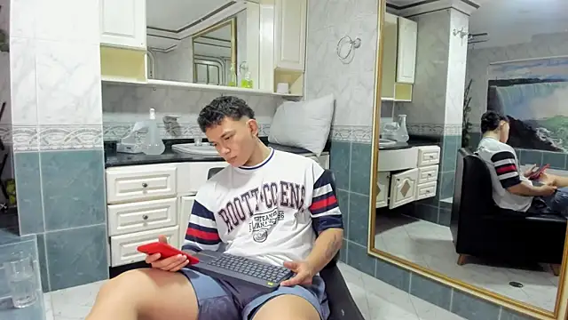 Snapshot of Thomas_moon chatting on September 24, 2025, 12:19 pm Thomas moon online show from September 24, 2025, 12:19 pm