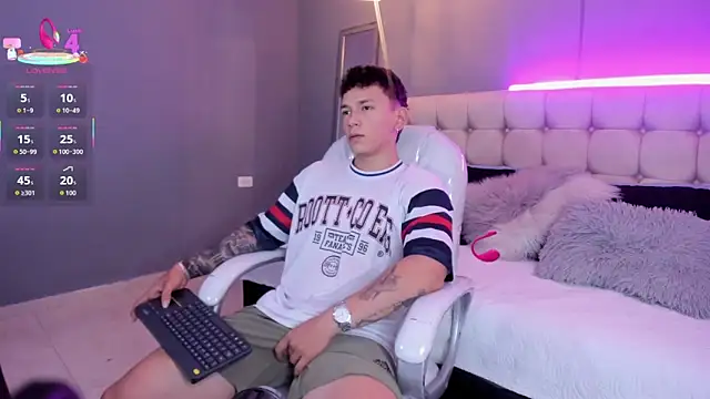 Snapshot of Thomas_moon chatting on October 2, 2025, 11:17 am Thomas moon online show from October 2, 2025, 11:17 am