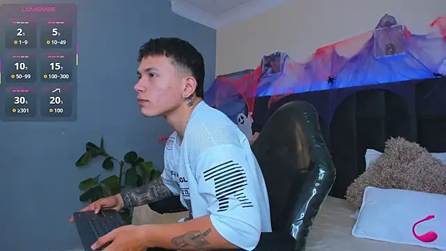 Snapshot of Thomas_moon chatting on October 23, 2025, 12:48 pm Thomas moon online show from October 23, 2025, 12:48 pm