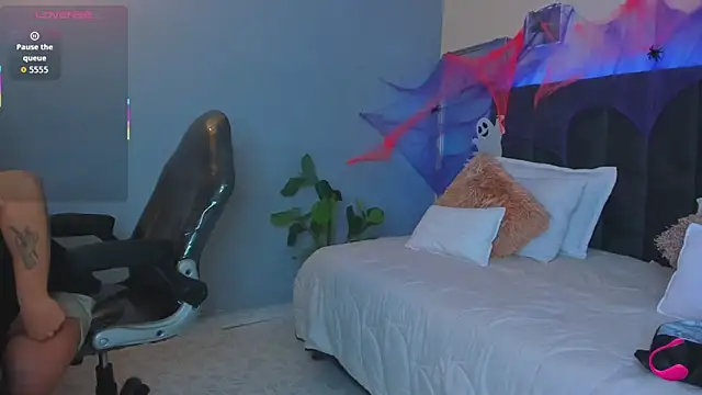 Snapshot of Thomas_moon chatting on October 24, 2025, 12:34 pm Thomas moon online show from October 24, 2025, 12:34 pm