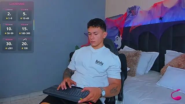 Snapshot of Thomas_moon chatting on October 25, 2025, 12:23 pm Thomas moon online show from October 25, 2025, 12:23 pm