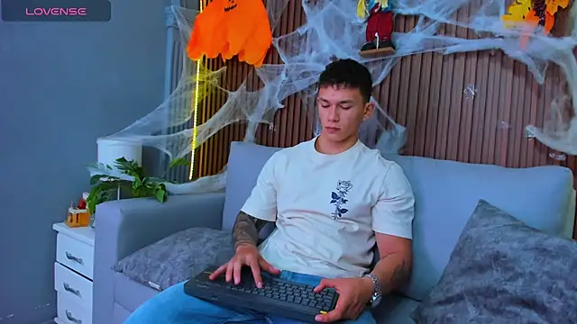 Snapshot of Thomas_moon chatting on October 29, 2025, 11:23 am Thomas moon online show from October 29, 2025, 11:23 am