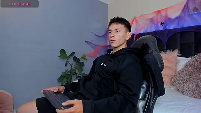 Snapshot of Thomas_moon chatting on October 30, 2025, 1:23 pm Thomas moon online show from October 30, 2025, 1:23 pm