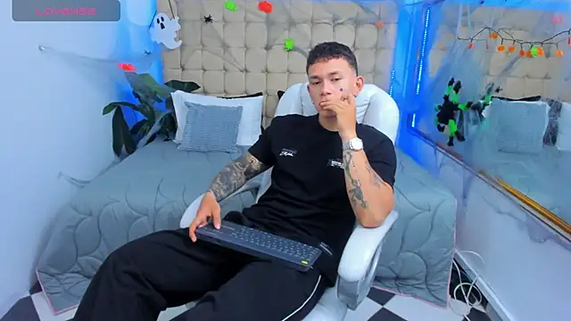 Snapshot of Thomas_moon chatting on October 31, 2025, 12:17 pm Thomas moon online show from October 31, 2025, 12:17 pm