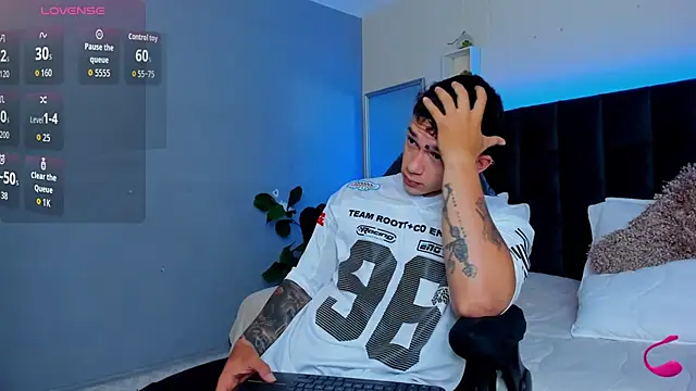 Snapshot of Thomas_moon chatting on November 6, 2025, 10:27 am Thomas moon online show from November 6, 2025, 10:27 am