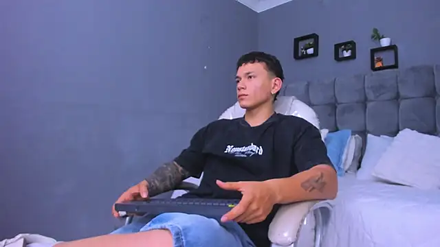 Snapshot of Thomas_moon chatting on November 9, 2025, 11:52 am Thomas moon online show from November 9, 2025, 11:52 am