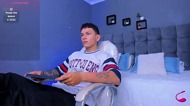 Snapshot of Thomas_moon chatting on November 11, 2025, 10:59 am Thomas moon online show from November 11, 2025, 10:59 am