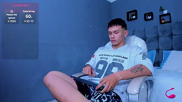 Snapshot of Thomas_moon chatting on November 16, 2025, 10:21 am Thomas moon online show from November 16, 2025, 10:21 am