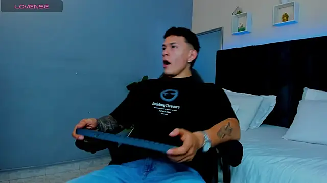 Snapshot of Thomas_moon chatting on November 20, 2025, 12:49 pm Thomas moon online show from November 20, 2025, 12:49 pm