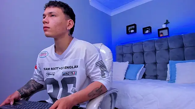 Snapshot of Thomas_moon chatting on November 26, 2025, 12:28 pm Thomas moon online show from November 26, 2025, 12:28 pm