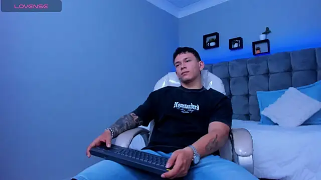 Snapshot of Thomas_moon chatting on November 27, 2025, 12:07 pm Thomas moon online show from November 27, 2025, 12:07 pm