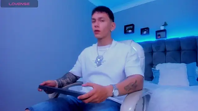 Snapshot of Thomas_moon chatting on November 30, 2025, 2:10 pm Thomas moon online show from November 30, 2025, 2:10 pm