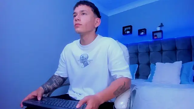 Snapshot of Thomas_moon chatting on December 2, 2025, 10:31 am Thomas moon online show from December 2, 2025, 10:31 am