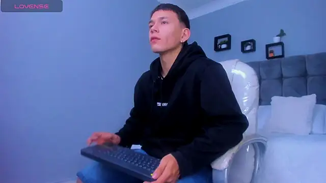 Snapshot of Thomas_moon chatting on December 3, 2025, 12:36 pm Thomas moon online show from December 3, 2025, 12:36 pm