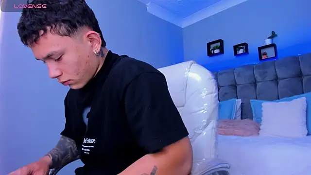 Snapshot of Thomas_moon chatting on December 4, 2025, 1:31 pm Thomas moon online show from December 4, 2025, 1:31 pm