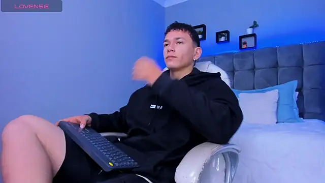 Snapshot of Thomas_moon chatting on December 5, 2025, 12:58 pm Thomas moon online show from December 5, 2025, 12:58 pm