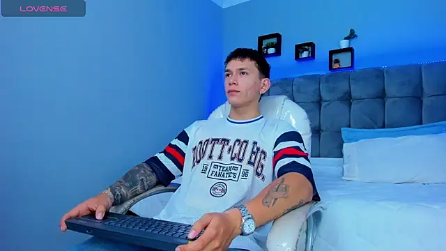 Snapshot of Thomas_moon chatting on December 14, 2025, 12:54 pm Thomas moon online show from December 14, 2025, 12:54 pm