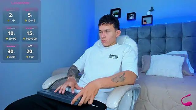 Snapshot of Thomas_moon chatting on December 15, 2025, 12:31 pm Thomas moon online show from December 15, 2025, 12:31 pm