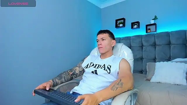 Snapshot of Thomas_moon chatting on December 16, 2025, 1:05 pm Thomas moon online show from December 16, 2025, 1:05 pm