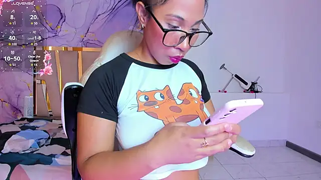 Snapshot of Elowen_Clark chatting on October 24, 2025, 8:38 pm Elowen Clark online show from October 24, 2025, 8:38 pm