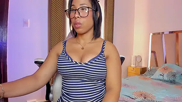 Snapshot of Elowen_Clark chatting on December 2, 2025, 8:15 pm Elowen Clark online show from December 2, 2025, 8:15 pm