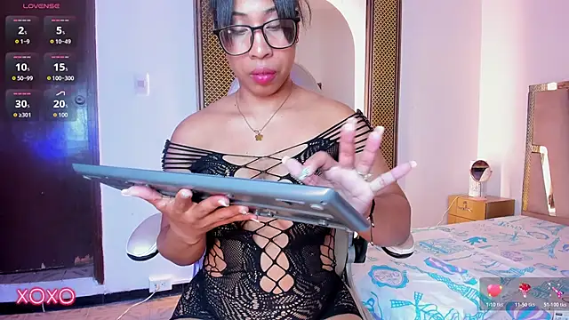 Snapshot of Elowen_Clark chatting on December 16, 2025, 7:52 pm Elowen Clark online show from December 16, 2025, 7:52 pm