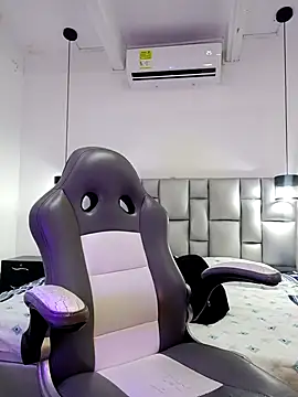 Elowen Clark online show from March 23, 2026, 7:29 pm