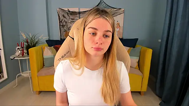 Snapshot of SweetyLicky chatting on October 27, 2025, 4:00 pm SweetyLicky online show from October 27, 2025, 4:00 pm